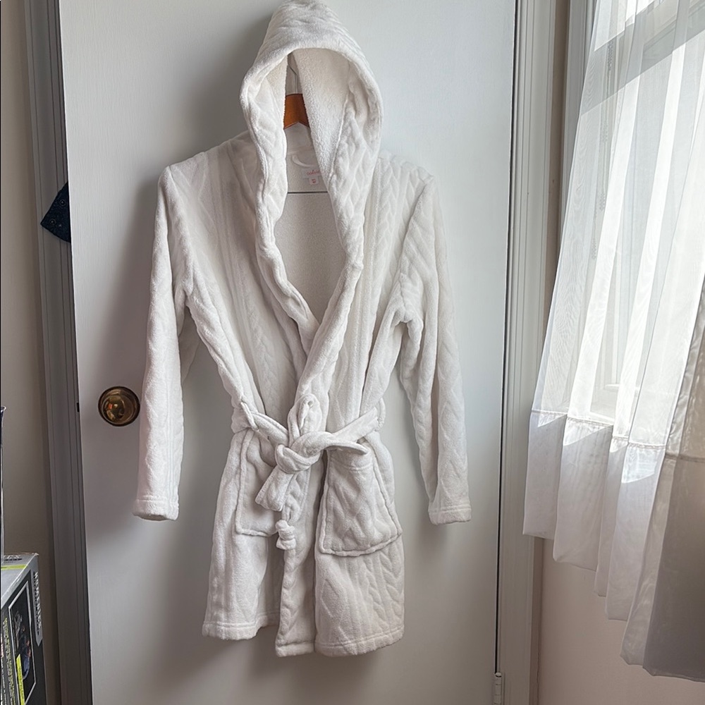 Colsie White Quilted Robe with Hood and Belt Wrap size M/L Cozy!